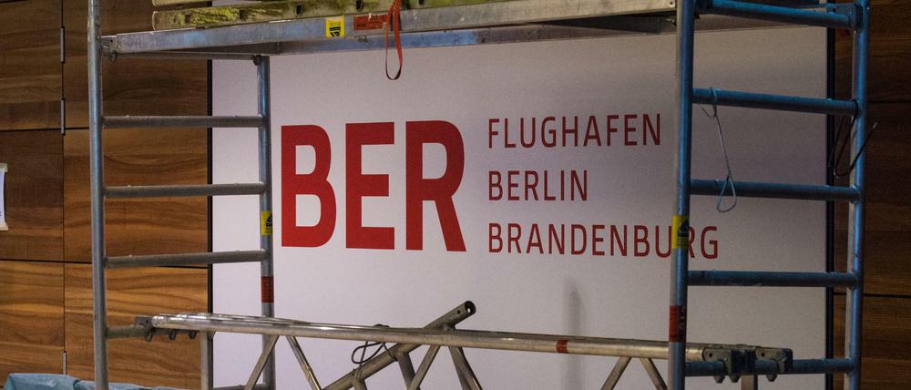 Für eine rasche Fertigstellung des neuen Hauptstadtflughafens BER hat die Flughafengesellschaft den Baufirmen Prämien zugesagt.