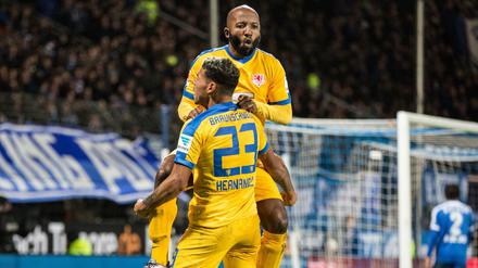 Der Torschütze, Braunschweigs Onel Hernandez (unten), und Braunschweigs Domi Kumbela freuen sich nach dem 1:0.
