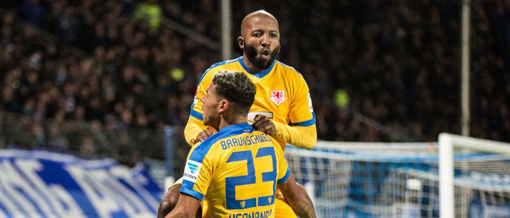 Der Torschütze, Braunschweigs Onel Hernandez (unten), und Braunschweigs Domi Kumbela freuen sich nach dem 1:0.