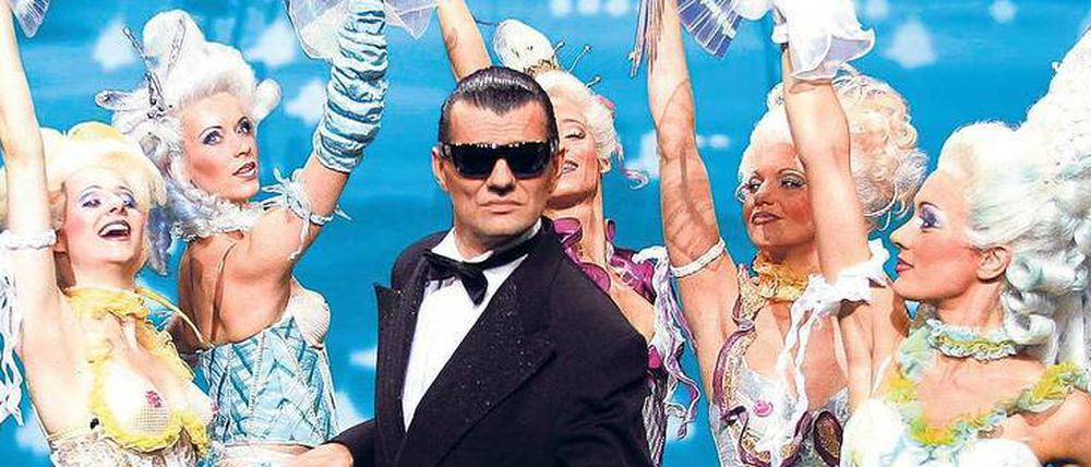 Körperverwandter. Der Deutsche Axel Herrig verkleidete sich als Zuhälter – und sah aus wie Falco. Mit einem Muscial begann seine Karriere als Österreicher.