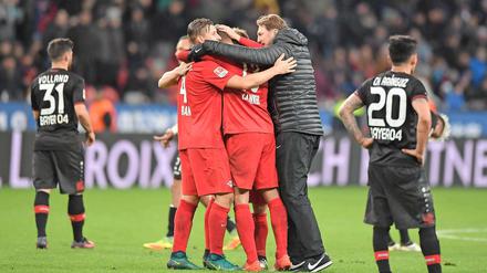 Ralph Hasenhüttl (rechts) herzt seine Spieler.