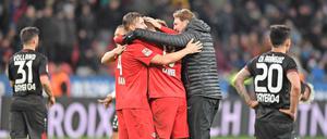 Ralph Hasenhüttl (rechts) herzt seine Spieler.