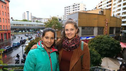 Sie sind ein Tandem: Die 28-jährige Eva Zahneißen (re.) und die 11-jährige Leyna sind Teil des Projekts der "Kotti Paten" in Berlin-Kreuzberg.