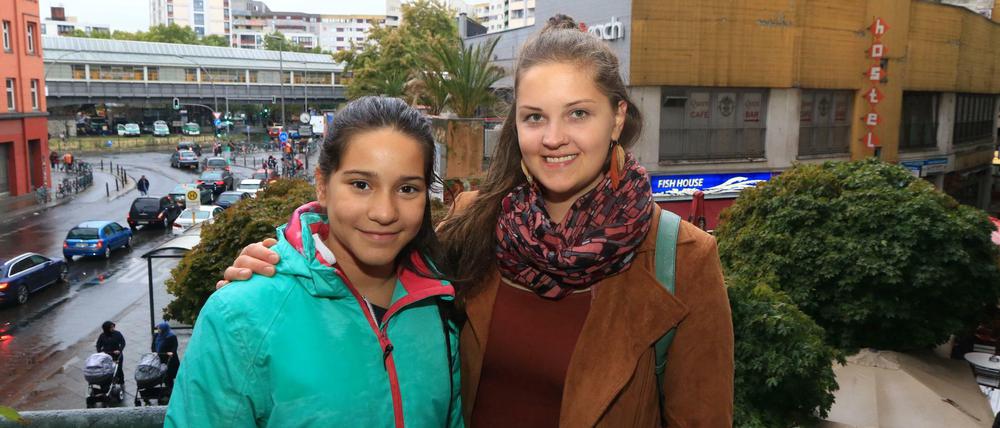 Sie sind ein Tandem: Die 28-jährige Eva Zahneißen (re.) und die 11-jährige Leyna sind Teil des Projekts der "Kotti Paten" in Berlin-Kreuzberg.