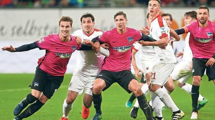 Die Lücke geschlossen. Nach vorne lief es für Hertha BSC in Augsburg nicht, defensiv aber standen die Berliner mit Langkamp und Stark (von links) sicher. 