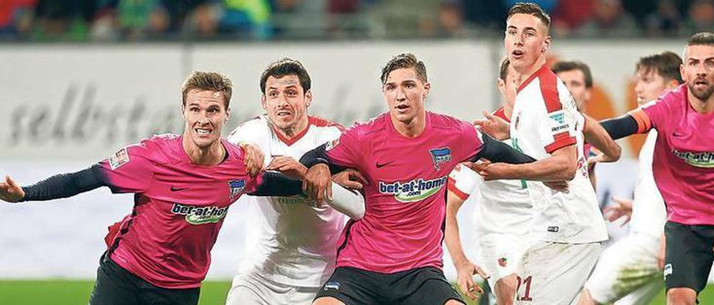 Die Lücke geschlossen. Nach vorne lief es für Hertha BSC in Augsburg nicht, defensiv aber standen die Berliner mit Langkamp und Stark (von links) sicher.