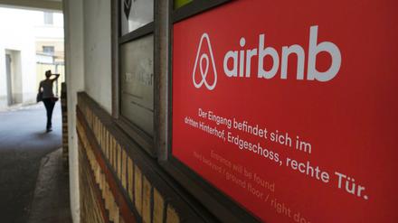 ARCHIV - Das Logo vom Onlineübernachtungsdienst Airbnb im Eingang Brunnenstraße 196 am Rosenthaler Platz, fotografiert am 19.08.2015 in Berlin. Hier im Hinterhof befindet sich die Berliner Niederlassung von Airbnb. Foto: Jens Kalaene/dpa (zu dpa-KORR "Ein Verbot, um das sich keiner kümmert" vom 11.11.2016) +++(c) dpa - Bildfunk+++