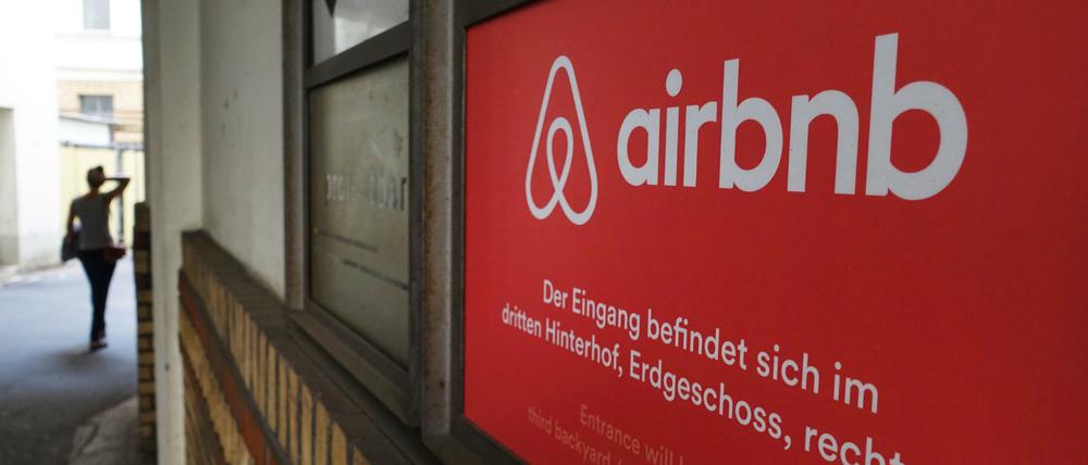 ARCHIV - Das Logo vom Onlineübernachtungsdienst Airbnb im Eingang Brunnenstraße 196 am Rosenthaler Platz, fotografiert am 19.08.2015 in Berlin. Hier im Hinterhof befindet sich die Berliner Niederlassung von Airbnb. Foto: Jens Kalaene/dpa (zu dpa-KORR "Ein Verbot, um das sich keiner kümmert" vom 11.11.2016) +++(c) dpa - Bildfunk+++
