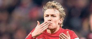 Zum Knutschen! Emil Forsberg und RB Leipzig sind Tabellenführer.