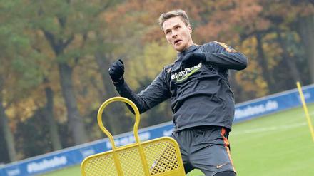 Lässt sich aushalten. Seitdem Hertha die Trainingskabinen umgestaltet hat, hält sich Sebastian Langkamp deutlich länger an seinem Arbeitsplatz auf. 