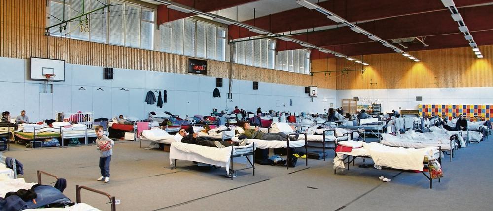 Bett unterm Korb - immer noch leben Geflüchtete in Turnhallen