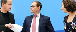 Das kostet aber was: Linken-Chef Klaus Lederer, der Regierende Bürgermeister Michael Müller (SPD) und die Grünen-Fraktionschefin Ramona Pop bei der Vorstellung des rot-rot-grünen Koalitionsvertrags für Berlin. 