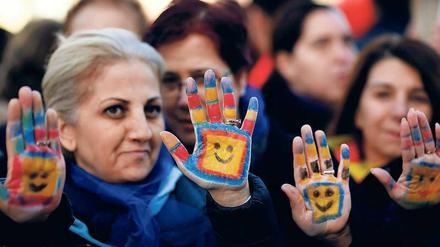 Nach wütenden Protesten und einer Intervention von Staatschef Erdogan hat die AKP einen Gesetzentwurf zu Sexualstraftaten an Minderjährigen zurückgezogen.