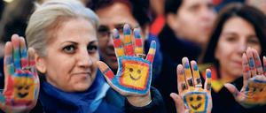 Nach wütenden Protesten und einer Intervention von Staatschef Erdogan hat die AKP einen Gesetzentwurf zu Sexualstraftaten an Minderjährigen zurückgezogen.