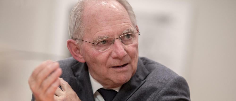 Keine falschen Spekulationen will Wolfgang Schäuble (CDU), hier im Februar 2016, auslösen, als er am Montag ein Buch von Grünen-Politikern vorstellt.