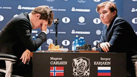 Für Magnus Carlsen (links) läuft das Duell mit Sergey Karjakin schwerer als erwartet.