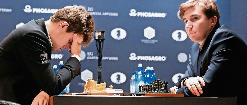 Für Magnus Carlsen (links) läuft das Duell mit Sergey Karjakin schwerer als erwartet.
