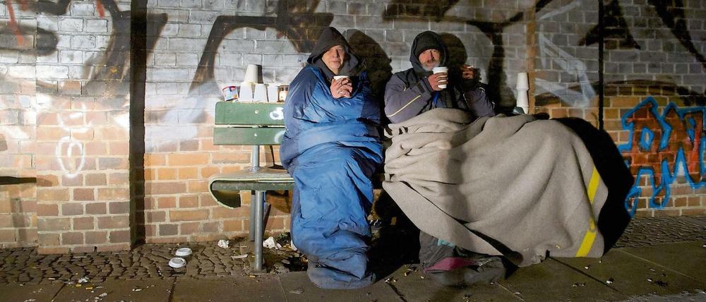 Zwei Obdachlose im Kleinen Tiergarten.