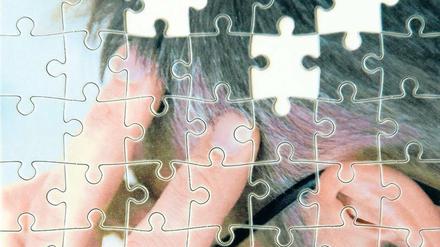 Puzzlesteine. Verschiedene Schutzfaktoren können Älteren helfen, geistig fit bleiben. Dazu zählt Bildung.