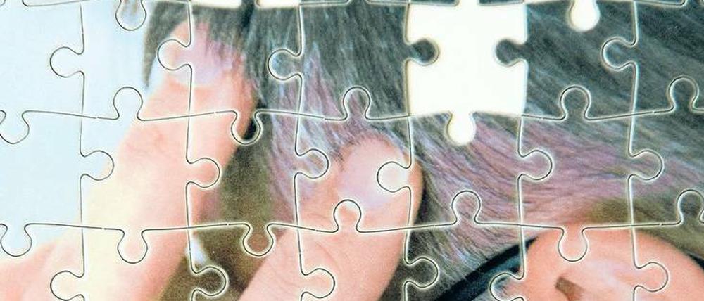 Puzzlesteine. Verschiedene Schutzfaktoren können Älteren helfen, geistig fit bleiben. Dazu zählt Bildung.