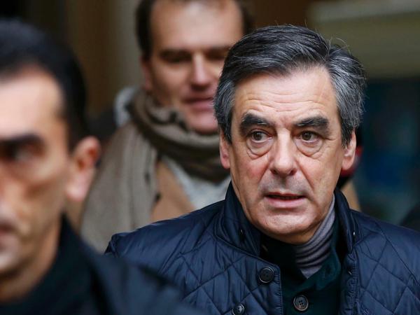 Francois Fillon beim Verlassen des Wahllokals in Paris.