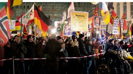 Sie könnten sich ihrer Fremdenfeindlichkeit auch schämen. Tun sie aber nicht. Pegida-Anhänger in Dresden.