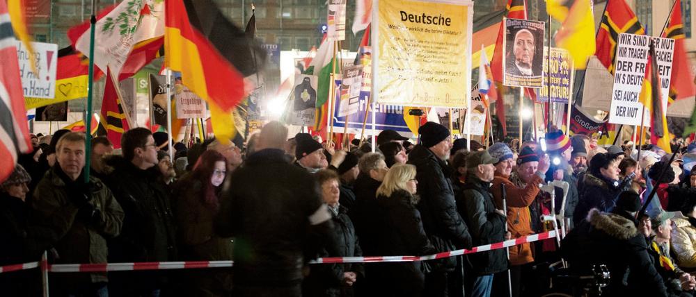Sie könnten sich ihrer Fremdenfeindlichkeit auch schämen. Tun sie aber nicht. Pegida-Anhänger in Dresden.