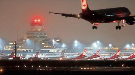 Ein Flugzeug im Anflug auf den Flughafen Tegel. Für die Anwohner ist der Lärm eine Belastung. 
