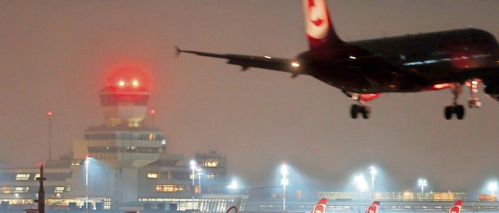 Ein Flugzeug im Anflug auf den Flughafen Tegel. Für die Anwohner ist der Lärm eine Belastung.