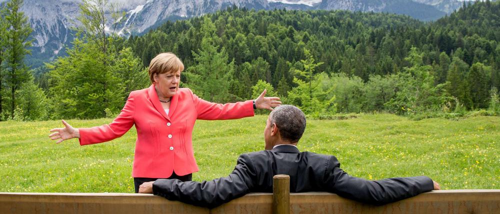 Geschichte. Bundeskanzlerin Angela Merkel spricht mit US-Präsident Barack Obama im Juni 2015 bei Schloss Elmau in Bayern. 
