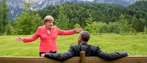 Geschichte. Bundeskanzlerin Angela Merkel spricht mit US-Präsident Barack Obama im Juni 2015 bei Schloss Elmau in Bayern. 