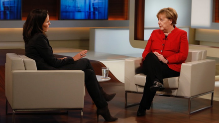 Bundeskanzlerin Angela Merkel (CDU, rechts) im Interview mit Anne Will