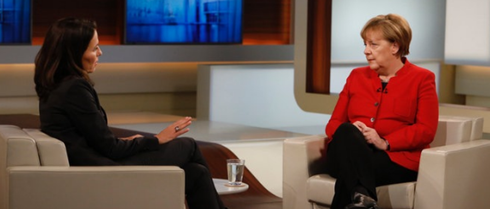 Bundeskanzlerin Angela Merkel (CDU, rechts) im Interview mit Anne Will
