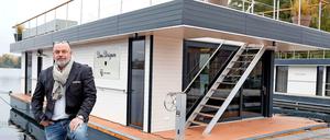 Lars Voigt vor einem seiner "Rev Houses"