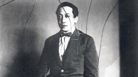 Siegfried Kracauer um 1930. Porträt hinter zersprungenem Glas aus dem Schiller-Nationalmuseum in Marbach.