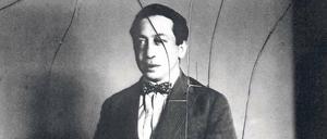 Siegfried Kracauer um 1930. Porträt hinter zersprungenem Glas aus dem Schiller-Nationalmuseum in Marbach.