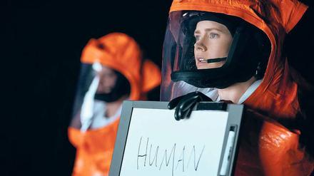 Dr. Louise Banks (Amy Adams)