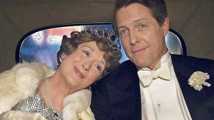 Hohes Paar. Florence Foster Jenkins (Meryl Streep) mit ihrem Ehemann St. Clair Bayfield, der ihre Traumwelt gegen die schnöde Realität verteidigt.