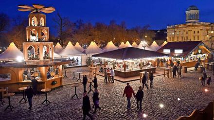 Krippenspiel. Auf dem Markt am Schloss drehen sich Figuren über der Bar in dem Holzturm links.
