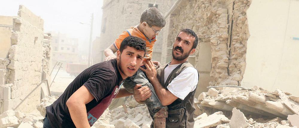 Rettung aus Trümmern: Nach einem Bombenangriff auf Aleppo