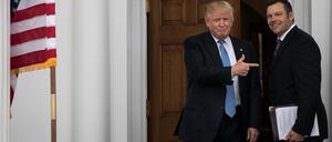 Ministerpläne offen unter dem Arm: Kris Kobach (rechts) beim Treffen mit Donald Trump