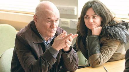 Bloß nicht unterkriegen lassen. Daniel (Dave Johns) und Katie (Hayley Squires) beim Behördengang.