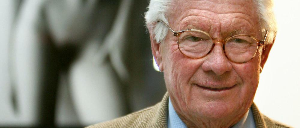 Der britische Fotograf David Hamilton bei der Eröffnung einer Ausstellung in Stuttgart vor seinen Bildern, 2007.