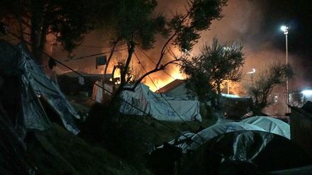 Feuer im Flüchtlingslager auf der griechischen Insel Lesbos. 