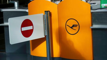 Ein geschlossener Check-In-Schalter der Lufthansa in Frankfurt. Auch am Mittwoch ging nur wenig bei der Linie. 