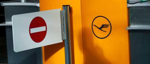Ein geschlossener Check-In-Schalter der Lufthansa in Frankfurt. Auch am Mittwoch ging nur wenig bei der Linie. 