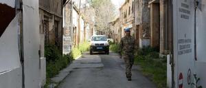 Ein Soldat der UN auf der Waffenstillstandslinie in zyprischen Nikosia.