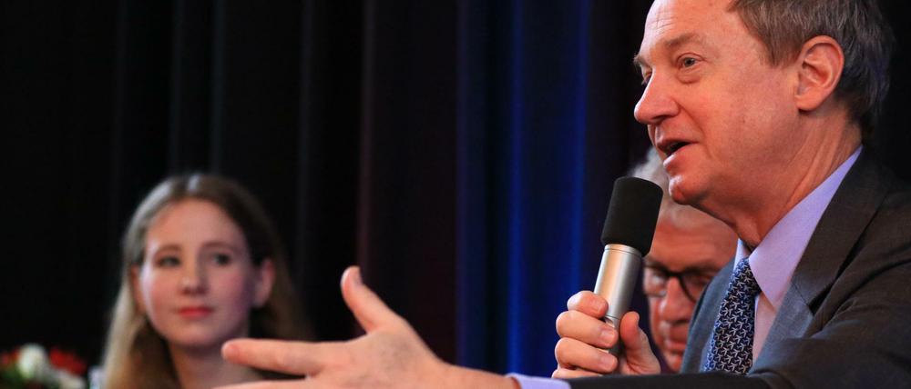 US-Botschafter John Emerson diskutiert mit Oberstufenschülern und Flüchtlingsklassen in der Aula vom Dreilinden-Gymnasium.