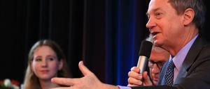 US-Botschafter John Emerson diskutiert mit Oberstufenschülern und Flüchtlingsklassen in der Aula vom Dreilinden-Gymnasium.