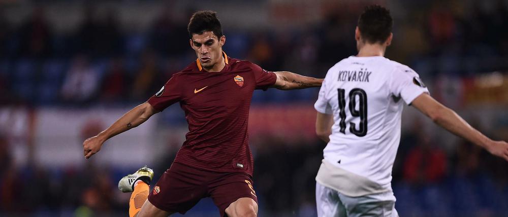 Hier noch mit normaler Schusshaltung: Diego Perotti vom AS Rom. 